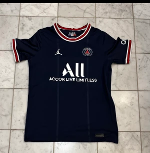 Psg tröja Messi 2021-2022 - Köpt i Paris och är i väldigt fint skick 9/10. Tröjan är i storlek 147-158. Köpt för 1000 kr 