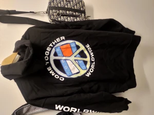 Tommy Hilfiger oversized hoodie  - Hej! Bilden är slarvigt tagen önska du bättre bild bara om. Skick på kläderna är bra använder,, många av de sällan.