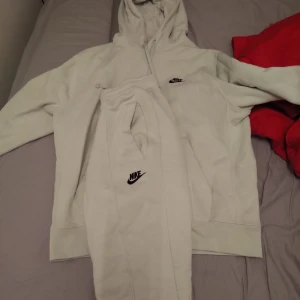 Nike tracksuit  - Hej! Bilden är slarvigt tagen önska du bättre bild bara om. Skick på kläderna är bra använder,, många av de sällan.