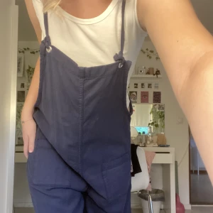 hängselbyxor  - säljer dessa skitballa hängselbyxor!! banden är justerbara.