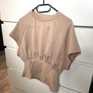 Topp NA-KD - Superfin topp från NA-KD som tyvärr inte kommer till användning, storlek S, som ny