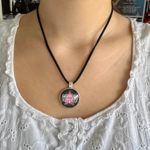 Smashing Pumpkins halsband - Handgjort The Smashing Pumkins halsband 💕 Frakt: 15kr eller 29kr spårbart. Jag kan göra mer av dessa om flera är intresserade. Jag gör också sånna här halsband men med valfri bild 😚