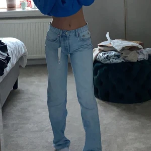 Zara jeans - Säljer de populära mid waist jeansen från zara i storlek 34. Säljer tyvärr pga att dem är för stora för mig💕