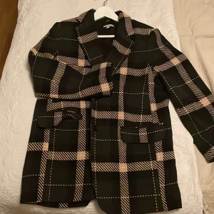 Höstjacka - Snygg jacka från H&M. Perfekt att matcha till ett par stövlar. Är i nyskick, ej fodrad men rak i modellen så ryms gott och väl en tjocktröja under. Grå/brun i färgen 