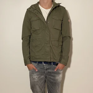 Superdry Field Jacket  - Superdry Field Jacket - storlek Xl(passar M) - varan är i jätte fint skick, inga flaws - modellen är 188cm och 83kg - vid frågor eller funderingar är det bara att skriva!