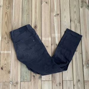 Replay Anbass jeans - Replay Anbass jeans - Storlek W30 L34 - Varan är i fint skick och har inga flaws - Vid frågor eller funderingar är det bara att skriva!