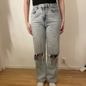 Jeans  - Jeans från NA-KD i storlek 36, passar mig bra i längden som är 172 cm lång! Köp gärna med ”köp nu”🥰