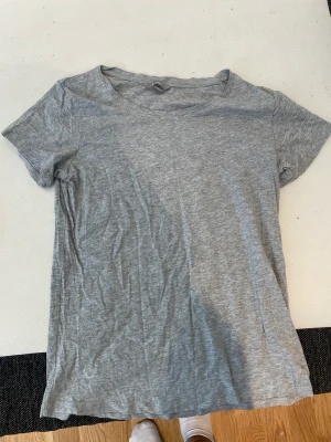 Grå T-shirt  - Grå T-shirt, väldigt simpel och knappt använd