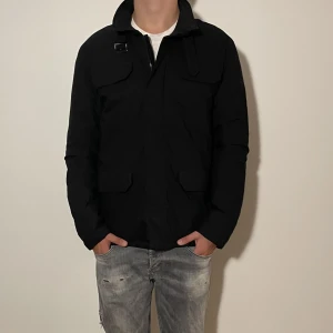 These Glory Days Jacka  - These Glory Days jacka - storlek L- varan är i jätte fint skick, inga flaws- modellen är 188cm och 83kg - vid frågor eller funderingar är det bara att skriva!