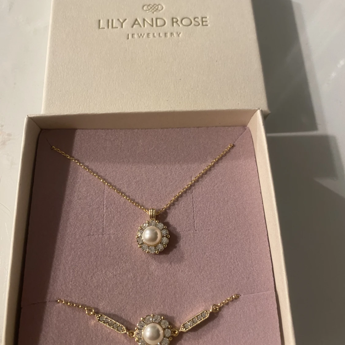 Lily and rose smyckes set