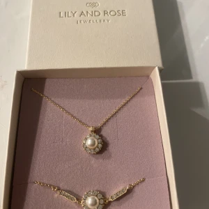 Lily and rose smyckes set - Ett fint gulligt smyckes set där det ingår armband och halsband som matchar varandra. HELT oanvänt.