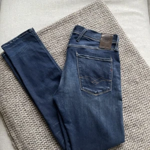 Replay Anbass Jeans - Säljer nu ett par riktigt snygga replay anbass jeans. Skicket är mycket bra. Storleken är 32/34. Skriv vid fler frågor eller funderingar!