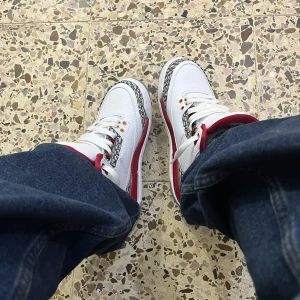 Jordan 3 retro cardinal red - Skorna är i väldigt bra skick då dem  bara har använts ett par några gånger med hänsyn.   Köpta från restocks.   Crease protectors kan följas med ett tillag av 100kr  Lådan följer med i oroginal form. 