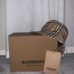 Burberry bucket hat Storlek: M Box ingår