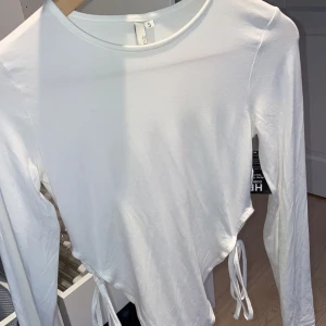 Body - Vit ”stringbody” med snörning på sidorna. Aldrig använd