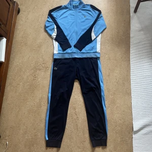 Lacoste tracksuit  - Hej säljer min Lacoste tracksuit eftersom jag inte använder den längre Den är använd men i gott skick  Inga håll eller fläckar  Köpt för 2400kr säljer för 1100kr Size XL men sitter som en L Skriv för fler bilder eller frågor