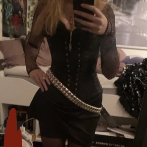 Nitbälte/skärp i metall och faux läder. - För alla metalheads, goths, emos, punkare, grunge, scenekid, och alternativa stilar. Den är i fint skick, inte använt många gånger. I större storlek + justerbart. Hel och snygg. Betalde för 349 kr, säljer för 145 kr. Älskar detta bälte men är för stor :(❤️