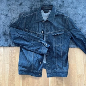 Lee jeans jacka - Jätte snygg jeans jacka från Lee i storlek M/L. De står XL på jackan men skulle själv säga M/L eftersom jag är en S/M och har använt den. Mycket bra skick.