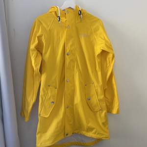 Fin gul regnkappa från Swedmount som knappt är använd och tyvärr är för liten för mig nu 