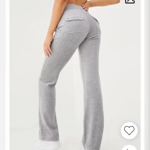 Juicy couture byxor - Säljer mina gråa juicy couture mjukisar i grå❤️ fortfarande i fint skick!
