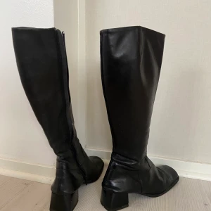 Stövlar  - Balla stövlar, vagabond liknande, tunt skinn sitter snyggt på vaden och runt foten! Snyggt till hösten