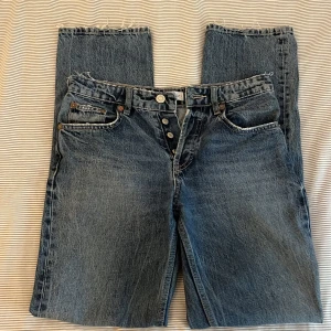 Midrise straight jeans, strl 36 - Mina all time favorit jeans från zara som inte finns längre. De är en mörkblå kall tvätt och modellen sitter väldigt bra på mig men de har tyvärr blivit försmå. Kan sälja eller byta mot en större storlek.