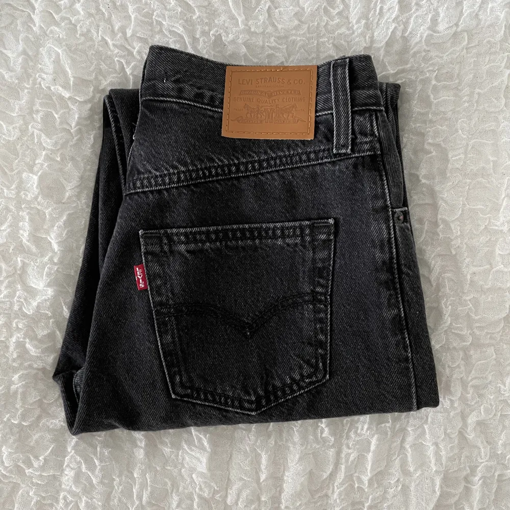 Säljer ett par Levis 80’s mom jeans i mörkgrå/svart. Storlek 26 (jag är XS-S). Bara använda ett par gånger så är i nyskick! Nypris 1249 kr, säljer för 650. . Jeans & Byxor.