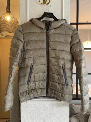 Colmar jacka beige / guldig S - Säljer denna fina och varma jacka från colmar! Har använt den som skidjacka vilket har funkat hur bra som helst. Den har en liten liten reva på framsidan men annars i använt men fint skick 💕 Nypris ca 3000 kr.