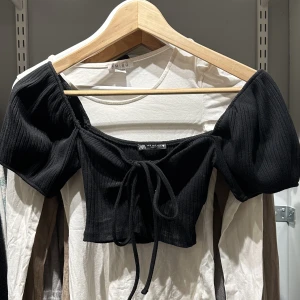 svart topp - med puffärmar och knytning vid bröstet 