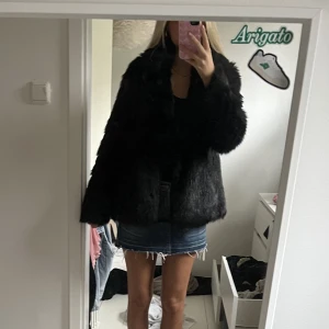 Nakd fakepälskappa - Fakepäls kappa ifrån nakd i storlek 36