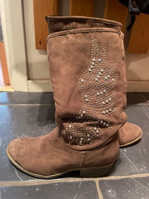 Boots - Supersnygga och bekväma boots!! Älskar de men använder de för sällan så säljer de vidare!