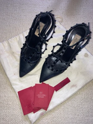 Valentino Rockstud - Valentino Rockstud Klackar storlek 38 kvitto, dustbag och alla kort finns. Skorna är även RFID och NFC taggade för enkel varifiering, läder sulan är ny förstärkt, men syns inte när man har på sig. Köpta för 12000kr