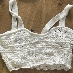 Virkad topp - Söt vit virkad topp ej använd 🤍