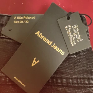 Svarta jeans - A Brand - Svarta jeans från A Brand, 90s Relaxed Fit. Storlek 28/32