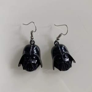 Säljer dessa coola Darth Vader örhängen! Aldrig använda, jättefint skick :)
