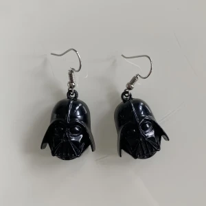 Star Wars örhängen🖤 - Säljer dessa coola Darth Vader örhängen! Aldrig använda, jättefint skick :)