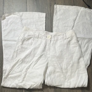 Vita linnebyxor - Säljer dessa ur snygga linnebyxor då de tyvärr inte passar mig. Inga defekter💞
