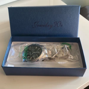 Klocka  - Original pris 999kr Inte använd inte öppnad, helt ny inga repor 10/10 skick Man kan ändra storlek så den passar alla