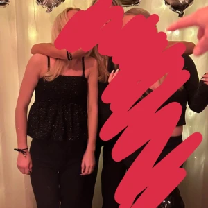 Fest topp - En svart glitter topp från Gina tricot som köptes till nyår och är bara använd på nyår❣️ den är super fin och sitter bra utan att åka ner! Ny pris 360 kr och den säljs inte länge