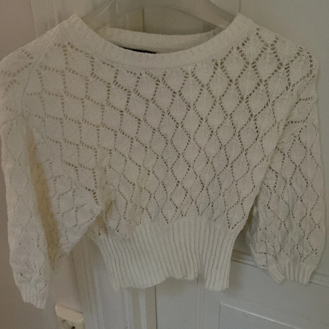 Stickad vit tröja