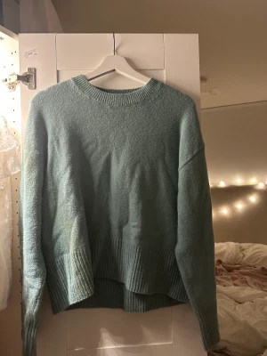 Stickad tröja  - Säljer denna stickade tröja från & other stories då den helt enkelt inte kommer till användning💕 som ny och inga tecken alls på användning 