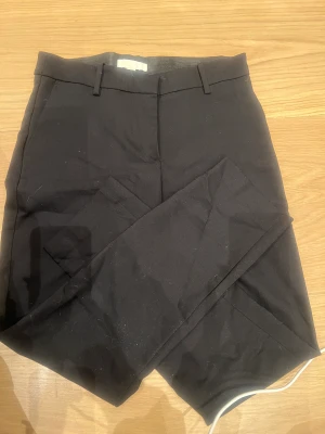 Kostymbyxor  - Säljer dessa fina kostymbyxor som är raka i längden. De e lågmidjade. Köparen står för frakten💕