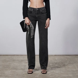 Mid Waist Straight Jeans - Säljer mina favvo Mid Waist Straight Jeans från Zara i svart/grå färg, använd fåtal gånger. Perfekta till hösten nu, hör av er om fler frågor!🩶🖤 