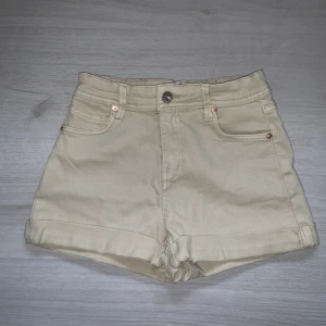 Beiga jeansshorts  - Beiga jeansshorts från bershka. Mid waist. De är i bra skick, endast använda en gång. Nypris 199kr. Storlek 34.