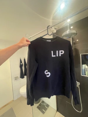 Acne studios tröja  - Sweatshirt som jag vuxit ur, riktigt snygg och i grymt skick! 
