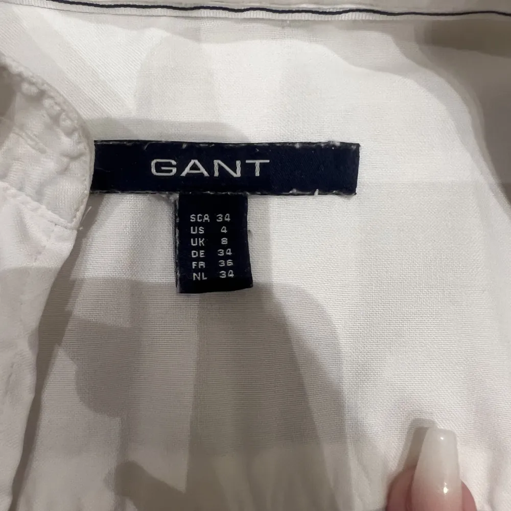 Säljer denna fina tajta skjortan från GANT, kommer ej till användning hos mig. Köparen står för frakten💕. Skjortor.