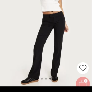 Low waist suit pants - Säljer dessa fina trendiga oanvända kostymbyxorna från nelly då dom ej passade. Skulle säga dom passar en 38 & 40. Köptes för 399 kr men säljer de för 300 kr!💛