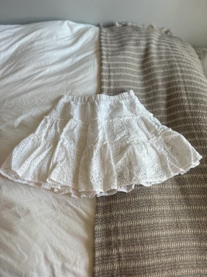 Fin kjol - Vit kjol från Bershka knappt använd🥰