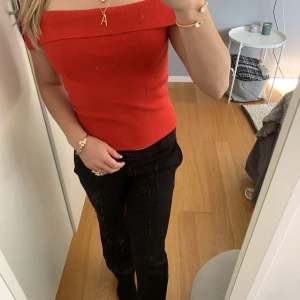 Zara topp - Snygg röd topp från zara. Andvänd en gång så väldigt bra skick. Kan gå ner lite i pris vid snabb affär.