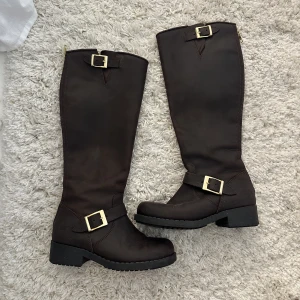 johnny bulls stövlar  - mörk bruna johnny bulls stövlar i jätte bra skick! inga defekter💓